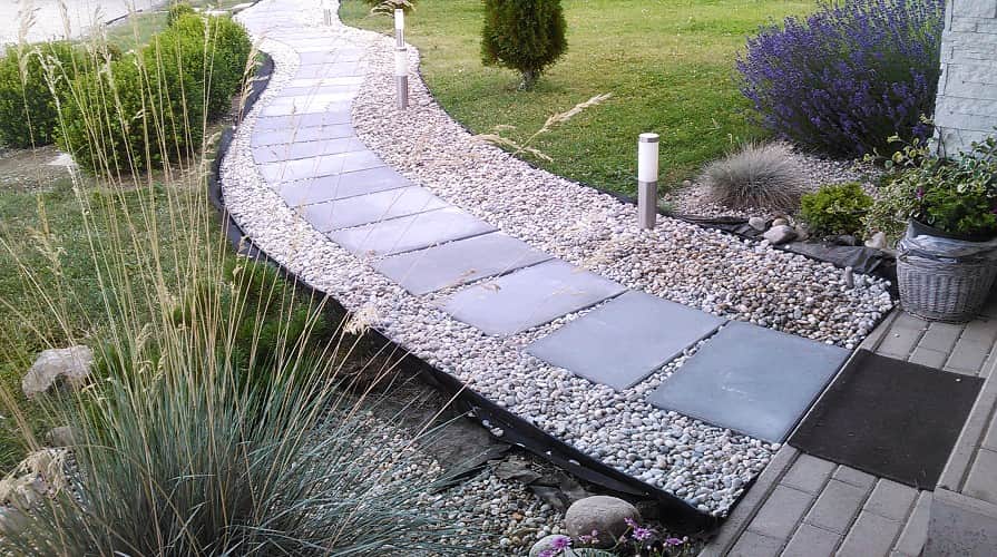 Ocelový obrubník kolem cesty